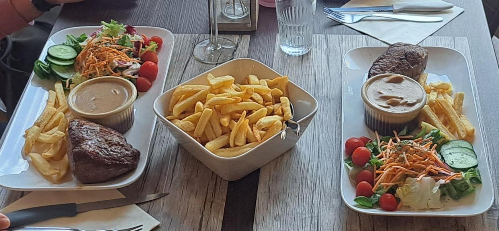 Dikke Vriend , Herberg & Taverne Chiny Exteriör bild