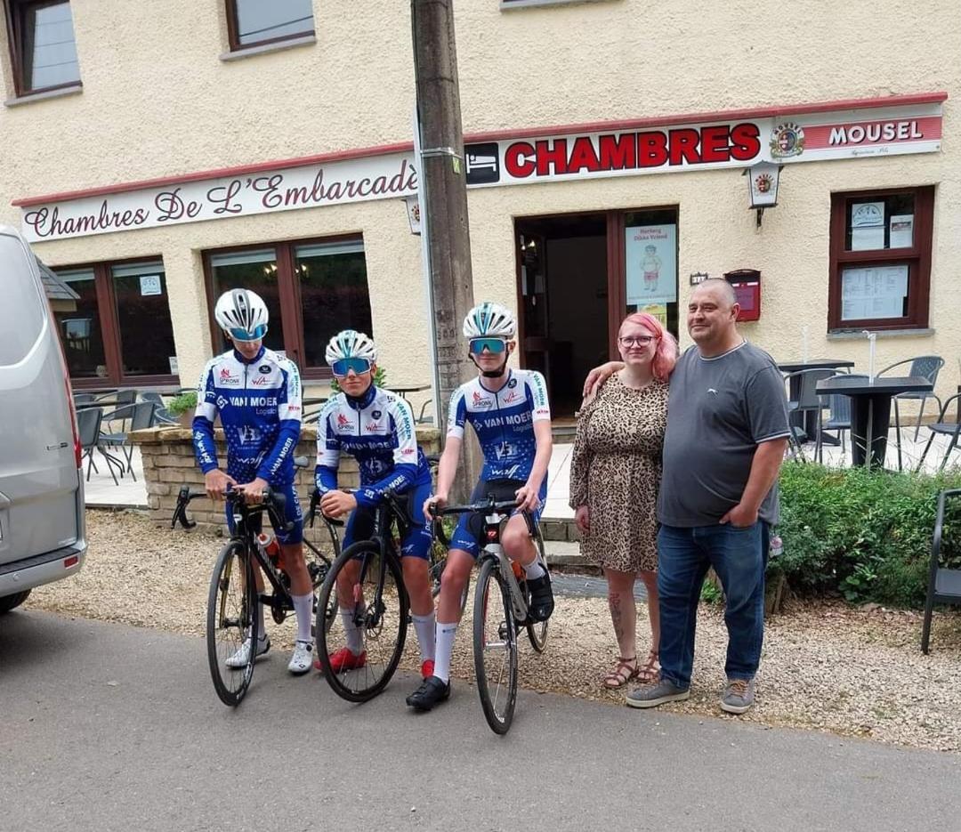 Dikke Vriend , Herberg & Taverne Chiny Exteriör bild